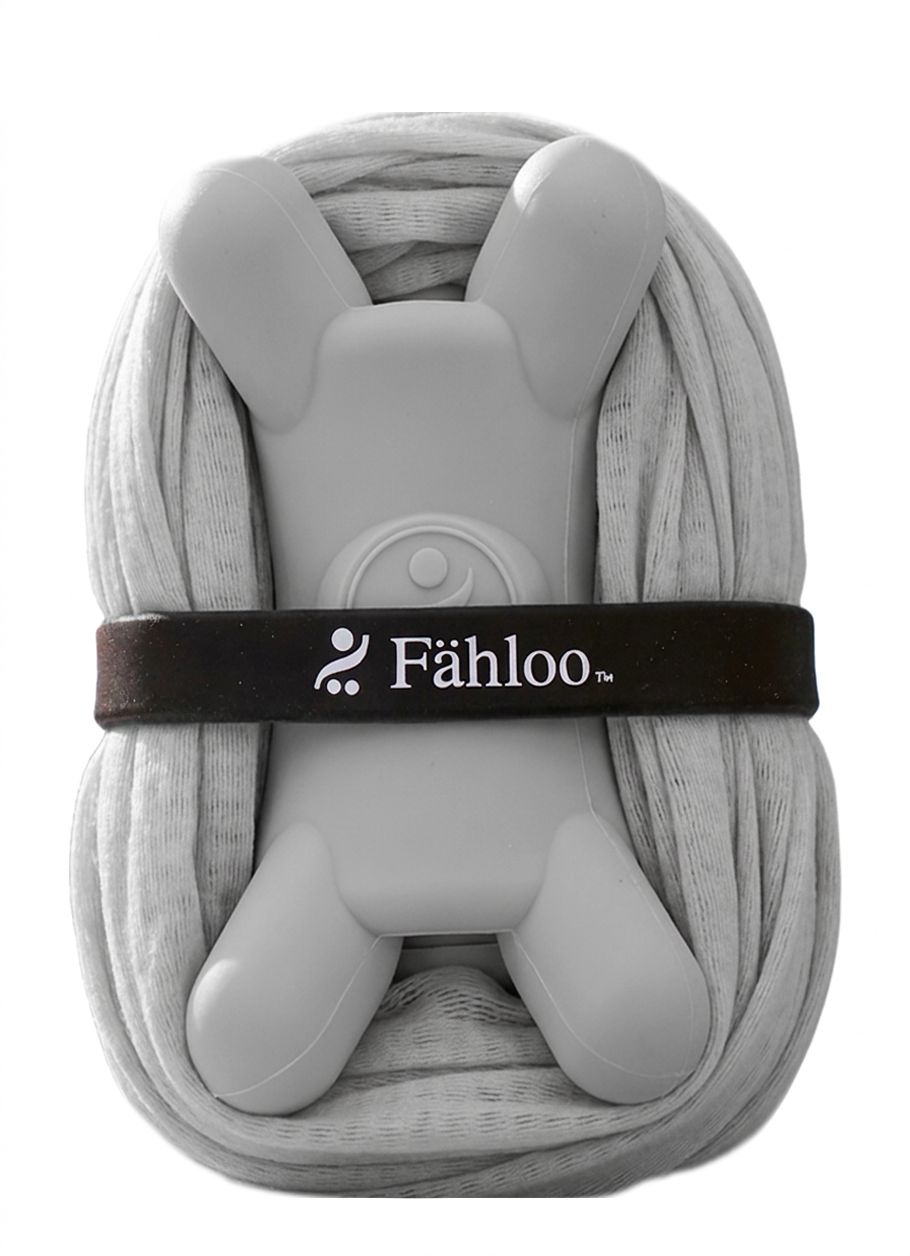 Fähloo exfoliating bathing mesh in grey, bundled with its handle and Fähloo band