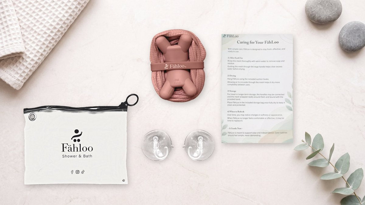 What comes with Fähloo: the mesh, two clear suction hooks, a waterproof travel bag and a use and care card